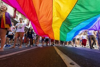 Le Valais tire un bilan positif de la lutte qu'il mène contre les discriminations LGBTIQ+. Parmi les mesures, une campagne d'affichage lancée vendredi, dont une vague est prévue lors de la Pride à Martigny, en juillet prochain. (Image d'illustration). KEYSTONE/MARTIAL TREZZINI